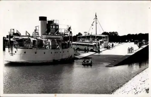 Ak Royan Charente Maritime, Schiff im Hafen, Menschen am Flussufer, Boote auf dem Wasser