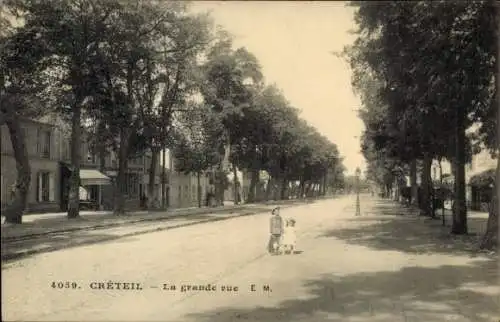 Ak Créteil Val de Marne, La grande rue, breiter Weg, Bäume, Kinder, ruhige Szene