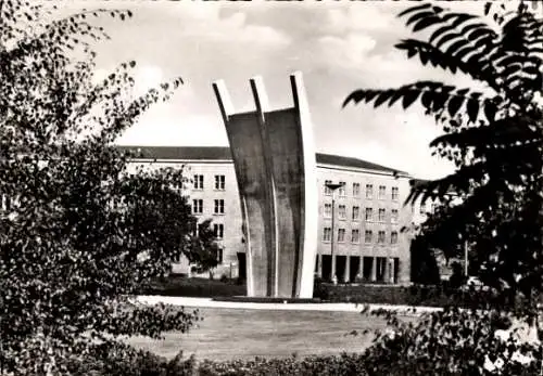 Ak Berlin Tempelhof, Platz der Luftbrücke, Luftbrücken-Denkmal