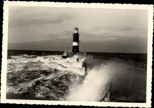 Ak Warnemünde Rostock in Mecklenburg, Mole, Wellengang, Sturm, Leuchtturm
