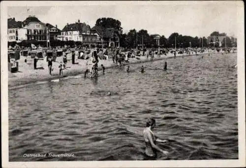 Ak Ostseebad Travemünde Lübeck, Badestrand mit Schwimmern, Strandkörbe, Stadtansicht
