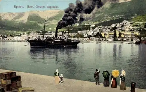 Ak Jalta Krim Ukraine,  Dampfschiff am Hafen, Menschen mit Regenschirmen, Bergen im Hintergrund