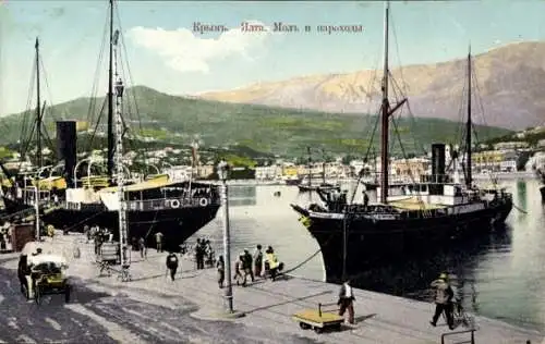 Ak Jalta Krim Ukraine, Schiffe im Hafen, Küstenlandschaft, Fußgänger am Hafen