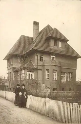 Foto Ak Halberstadt am Harz, Wohnhaus, Familie
