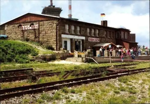 Ak Brocken im Harz, Historisches Gebäude, BROCKEN, Menschen, Bahnsteig, Grünfläche, Himmel