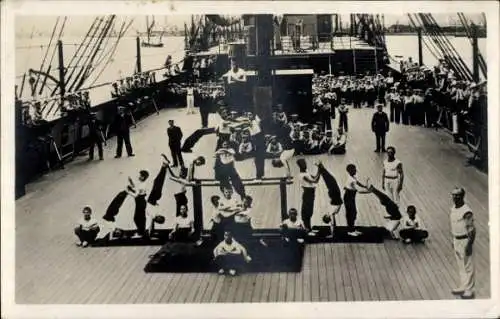 Foto Ak Kriegsschiff, Matrosen, Turnübungen