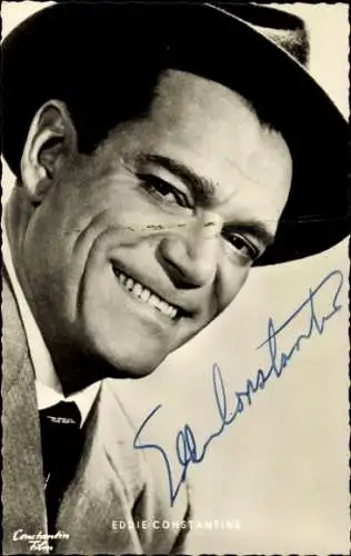 Ak Schauspieler Eddie Constantine, Portrait mit Hut, Küsse Kugeln und Kanaillen, Autogramm