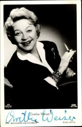 Ak Schauspielerin Grethe Weiser, Portrait mit Zigarette, Autogramm