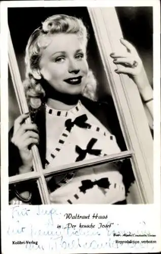 Ak Schauspielerin Waltraut Haas, Portrait  mit Fensterrahmen, Der keusche Josef