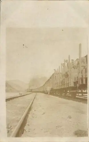 Foto Ak Mazedonien, Gleise, Zug, deutsche Soldaten, 1. WK