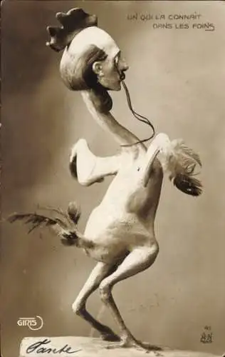 Ak Schriftsteller Edmond Rostand als gerupfter Hahn, Karikaturplastik