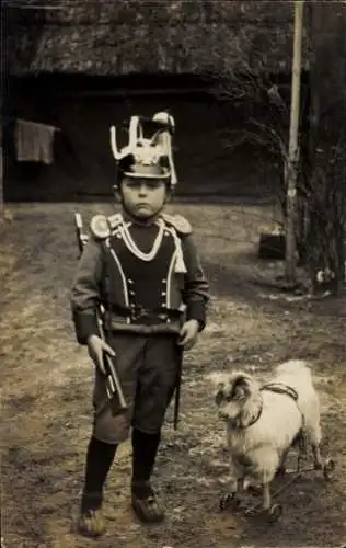 Foto Ak Kleiner Junge als Soldat in Paradeuniform, Spielzeugtier