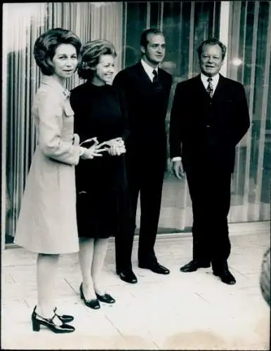 Foto Bundeskanzler Willy Brandt und Gattin, Prinz Juan Carlos und Prinzessin Sophia von Spanien