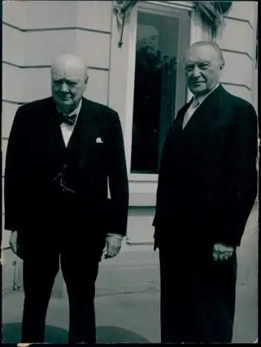 Foto Winston Churchill, Bundeskanzler Konrad Adenauer, Standportrait