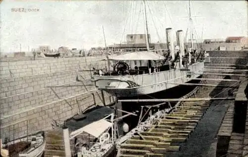 Ak Suez Ägypten, Schiff im Dock, Hafenanlagen, alte Postkarte