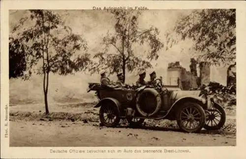 Ak Das Automobil im Felde, deutsche Offiziere betrachten das brennende Brest Litowsk, I. WK