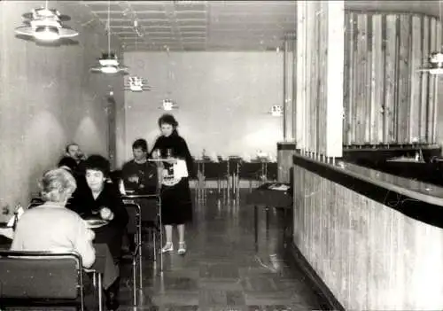 Ak Zwickau in Sachsen, Innenansicht eines Speisesaals. Eine Bedienung steht im Gang. Mehrere G...