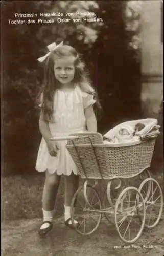 Ak Prinzessin Herzeleide von Preußen, Tochter des Prinzen Oskar, Kinderwagen