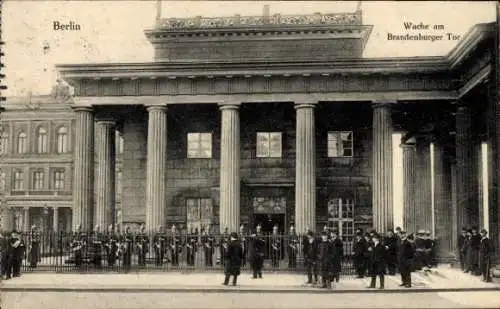 Ak Berlin Mitte, Wache am Brandenburger Tor