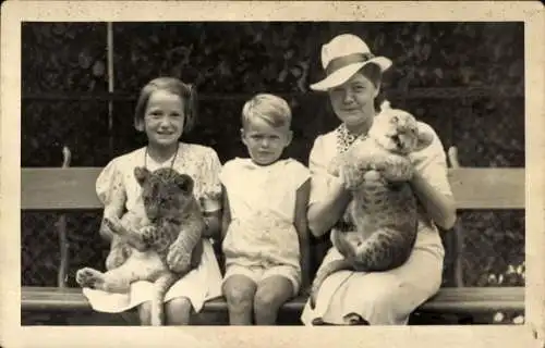 Foto Ak Berlin, Frau in Sommerkleid, Hut, zwei Kinder, zwei Löwenbabies