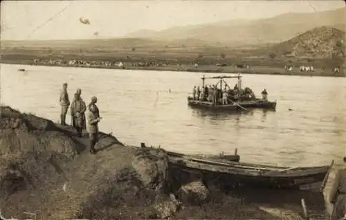 Foto Ak Campagne d'Orient, Sur les bords du Vardar, Soldaten