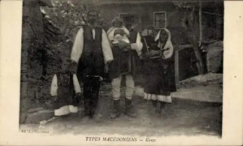 Ak Familie in griechischen Trachten