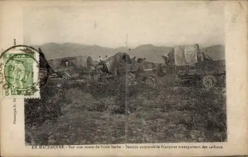 CPA Macédoine, Sur une route du front Serbe, Section automobile française transportant des cailloux