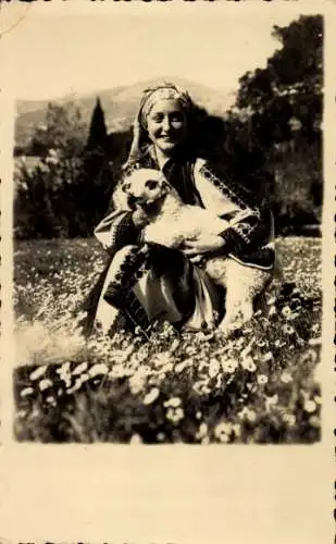 Ak Frau in griechischer Tracht, Lamm