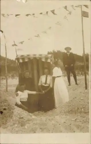 Foto Ak Strandpartie, Strandkorb, Frauen
