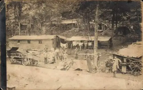 Foto Ak Deutsche Soldaten in Uniform, Baracken