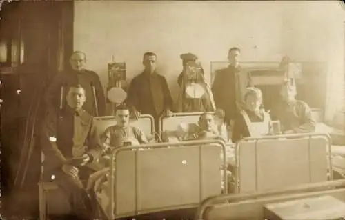 Foto Ak Deutsche Soldaten in Uniform, Lazarett, Krankenschwester
