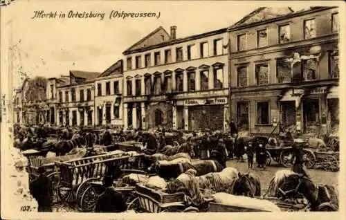 Ak Szczytno Ortelsburg Ostpreußen, Marktplatz, viele Pferdewagen, historische Gebäude, Mensche...