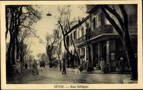 Ak Setif Algerien, Rue Sillegue, Geschäftshäuser, Passanten