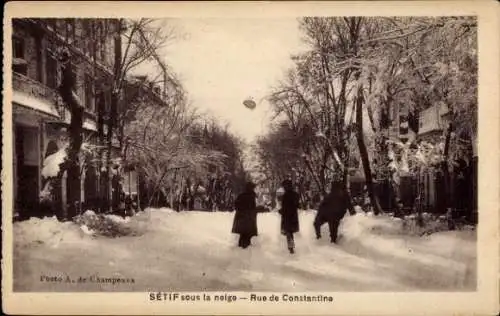 Ak Setif Algerien, Schneebedeckte Straße, Menschen gehen, Bäume mit Schnee, Rue de Constantine