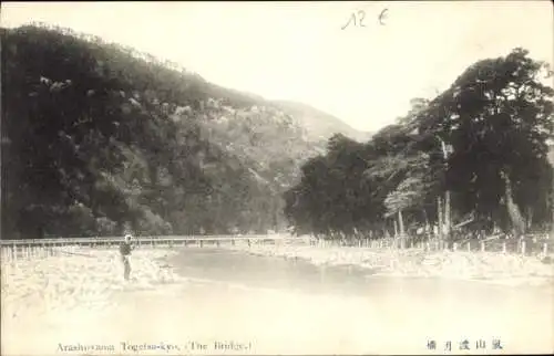 Ak Kyoto Präfektur Kyoto Japan, Brücke, Fluss, Berge, Bäume, Schwarzweißaufnahme