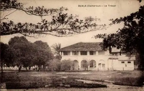 Ak Douala Duala Kamerun, Historisches Gebäude, Bäume, weite Wiese, Text: Duala (Cameroun) Le T...