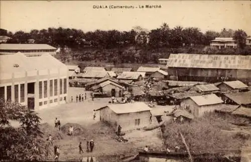 Ak Douala Duala Kamerun, Marktansicht, kleine Holzhäuser, Lagerräume, Menschen, Bäume