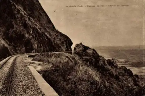 Ak Madagaskar Madagascar,  Eisenbahnlinie, Berglandschaft, Schmaler Weg, Dramatische Aussicht