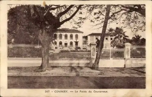 Ak Konakry Conakry Guinea, Le Palais du Gouverneur, Straßenansicht