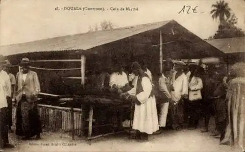 Ak Douala Duala Kamerun, Marktszene, Menschen, Marktstände, Kamerun, vintage