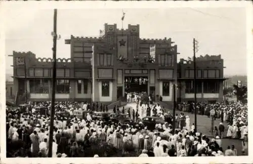 Ak Dakar Senegal, Markt von  große Menschenmenge, historische Architektur, schwarz-weiße Fotog...