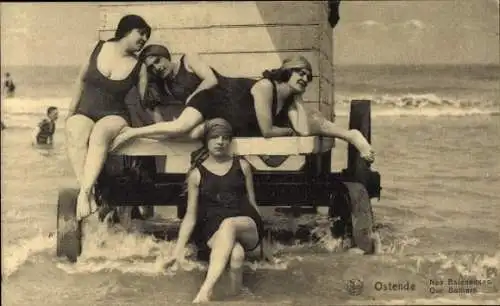 Ak Oostende Ostende Westflandern, Vier Frauen im Badeanzug, stehen am Wasser, historische Bade...