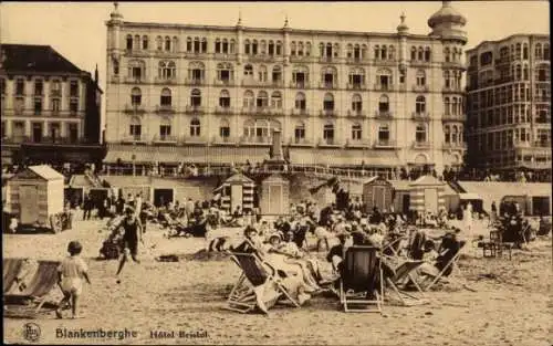Ak Blankenberghe Blankenberge Westflandern, Hotel Bristol, Strand, Badegäste, historische Aufn...