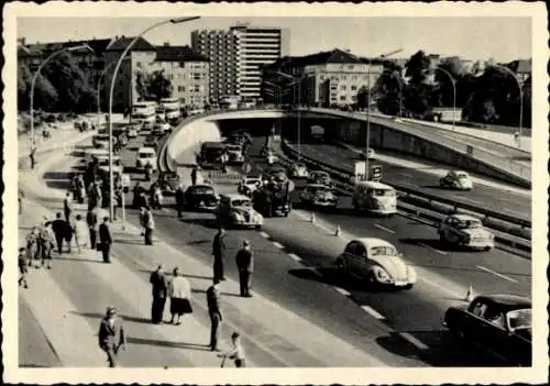 Ak Berlin Wilmersdorf Grunewald Halensee, Schnellstraße am Bahnhof Halensee, Autos