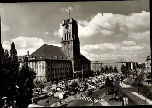 Ak Berlin Schöneberg, Schöneberger Rathaus, Marktstände, große Uhr, bewölkter Himmel