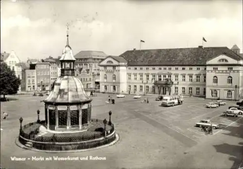 Ak Hansestadt Wismar, Markt mit Wasserkunst, Rathaus,  Gebäude, Parkplatz