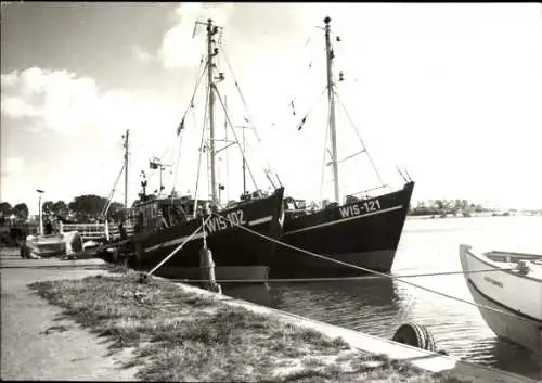 Ak Kirchdorf Insel Poel Mecklenburg, Fischerboote WIS 102, WIS 121, Hafenansicht