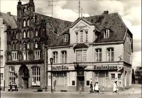 Ak Hansestadt Wismar, Alter Schwede, Reuterhaus,  Architektur, Schwarz-Weiß-Foto