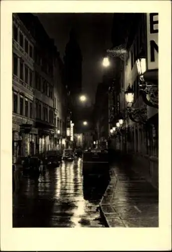 Ak Leipzig, Dunkle Gasse, beleuchtete Laternen, nasses Pflaster, Autos