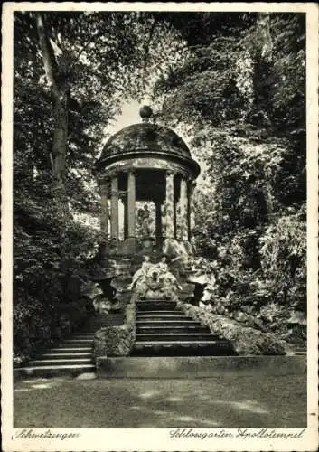 Ak Schwetzingen in Baden, Apollotempel im Schlossgarten, ein Denkmal, umgeben von Bäumen